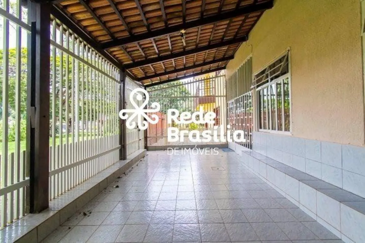 SHIGS 708 - Asa SulImóvel composto por casa de frente e casa de fundos, ideal pa...