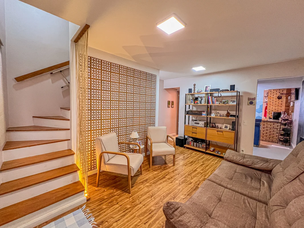 ESPECIFICAÇÕES DA CASA:- Sala ampla- Cozinha com bancada, armários planejados e ...