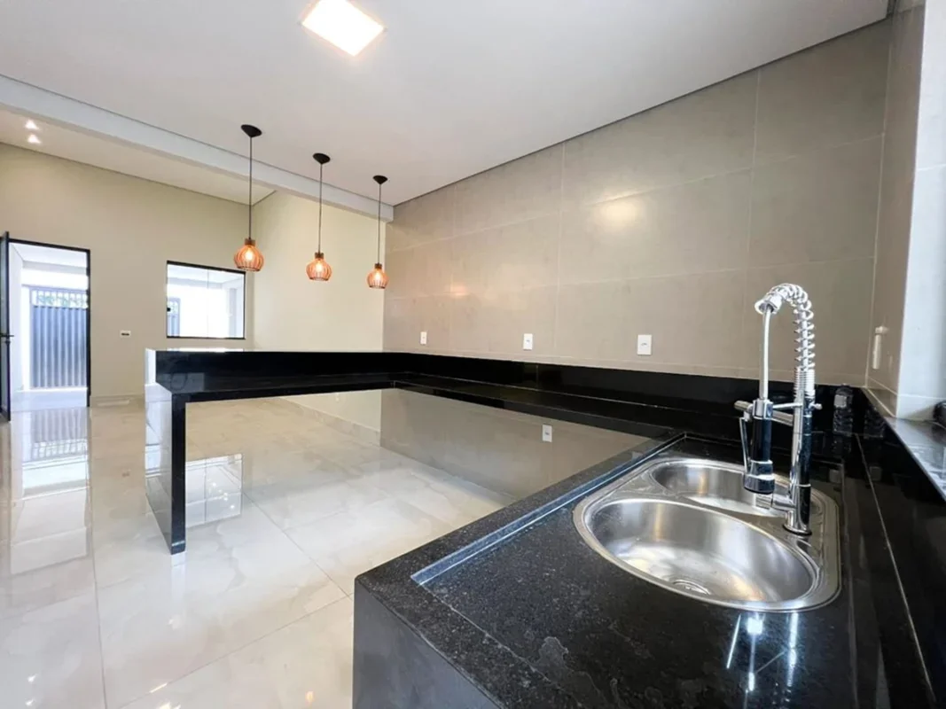 Julisce Alencar Assessoria Imobiliária vende...Casa térrea, estilo platibanda, l...