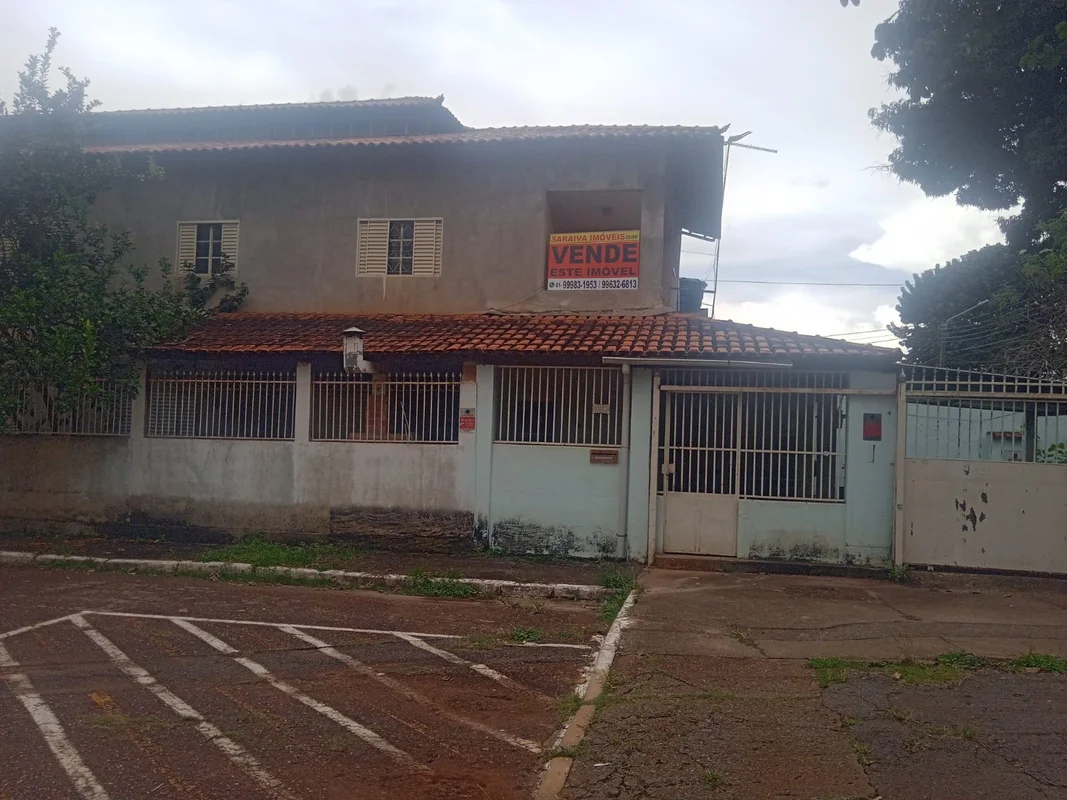 ATENÇÃO VENDO OU TROCO POR IMOVES DE MENOR VALOR , CASA DE ESQUINA COM DOIS ANDA...