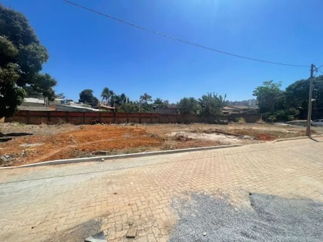 LOTE EM CONDOMÍNIO PRÓXIMO À MANSÃO IMPERIAL PLANO PRONTO PARA CONSTRUIRExcelent...