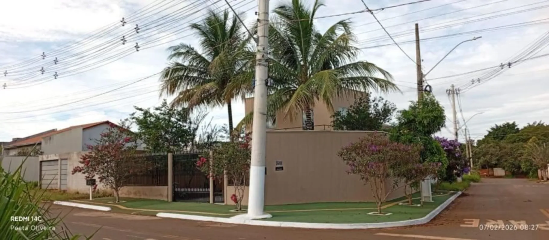Sobrado com 2 quartos, sendo 1 suíte, sala 2 ambientes, cozinha com bancada amer...