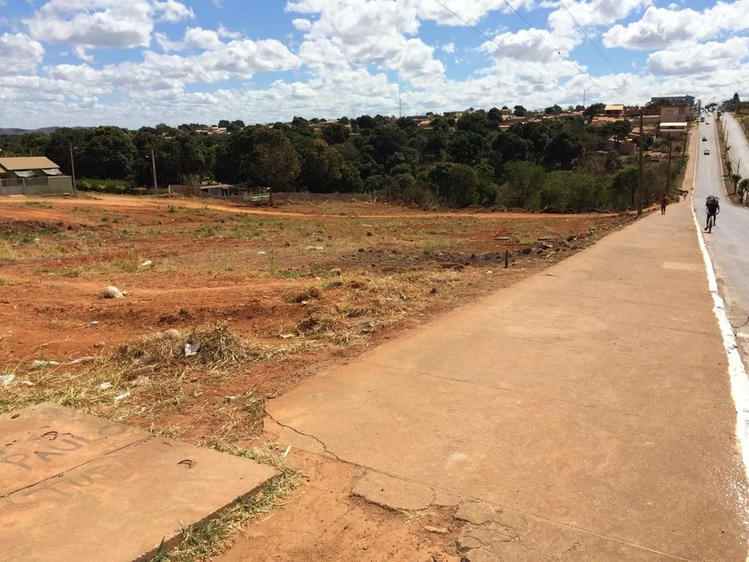 Terreno comercial de 5.850 m² + 1.300 m² área de estacionamento, localizado na p...