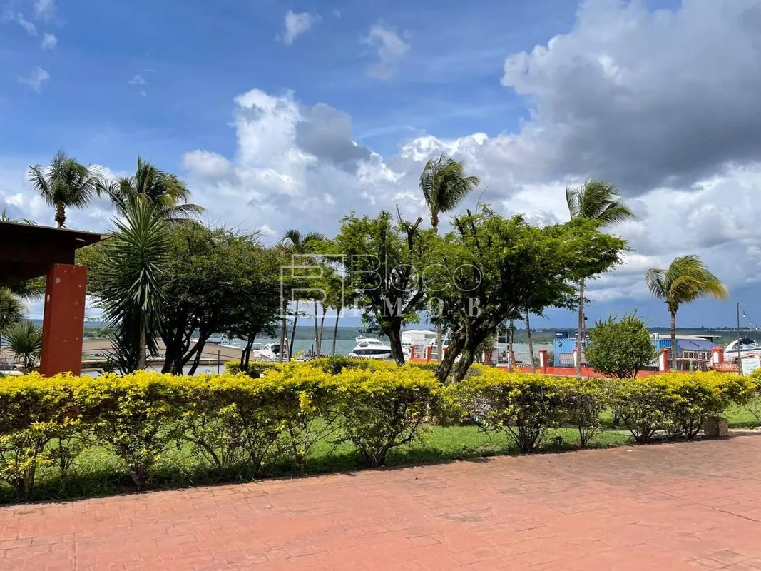 Bela oportunidade de morar beira lago com muito conforto e lazer! Apartamento es...