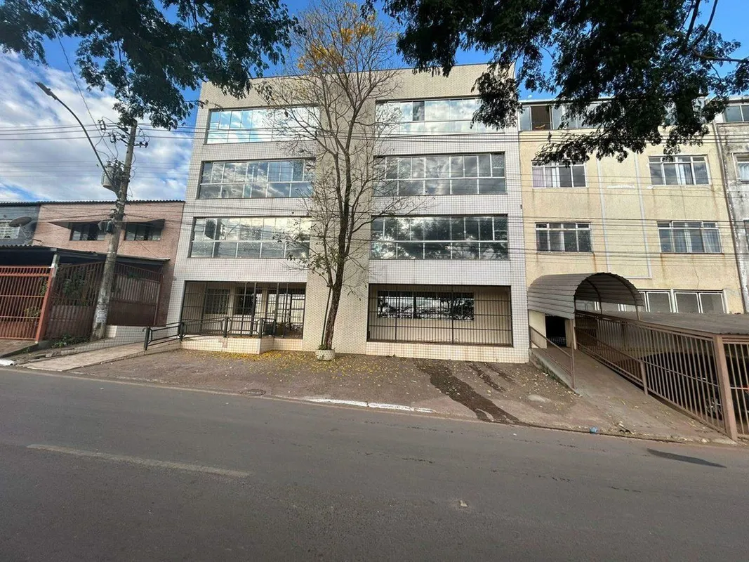 Prédio moderno com 4 pavimentos e estrutura em vão livre, proporcionando flexibi...