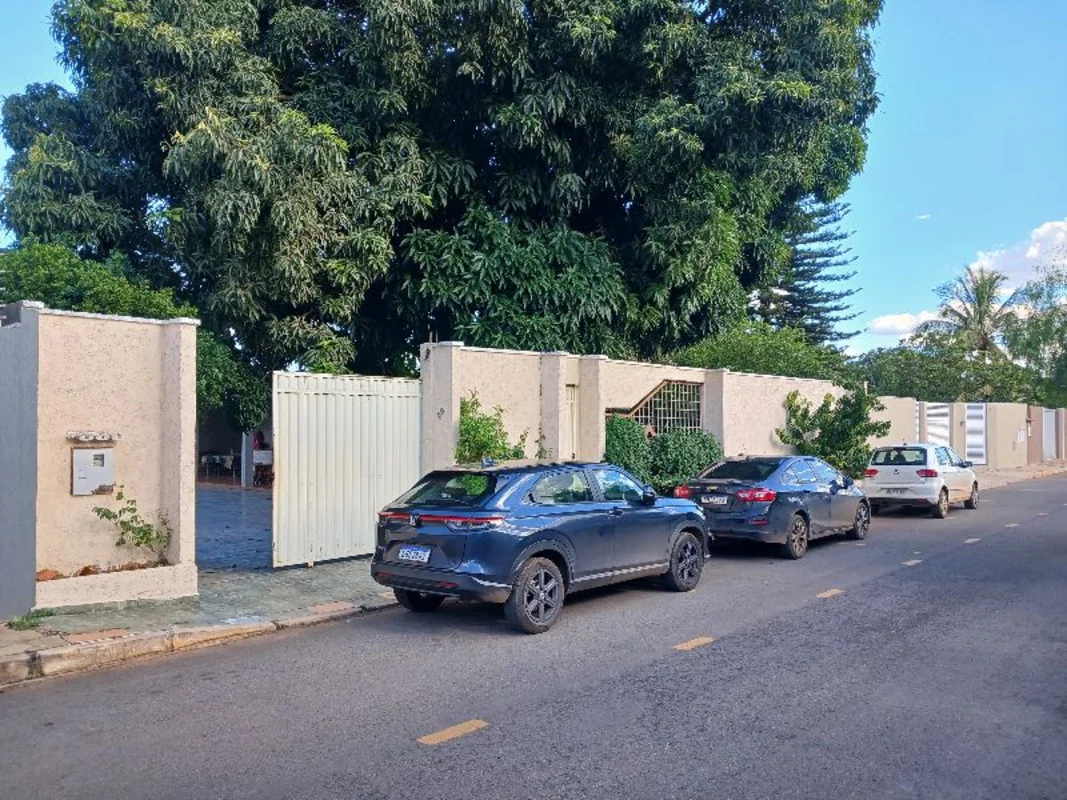 RUA 10 VICENTE PIRES. EXELENTE LOTE 900 M2 EM CONDOMÍNIO PADRÃO (NÃO PERMITE FRA...