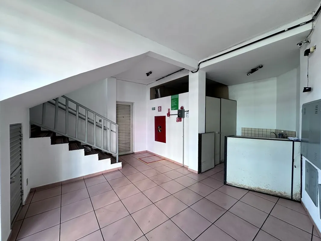 SALA COM APROXIMADAMENTE 14.00M2, COM BANHEIRO PRIVATIVO E ESTACIONAMENTO ROTATI...