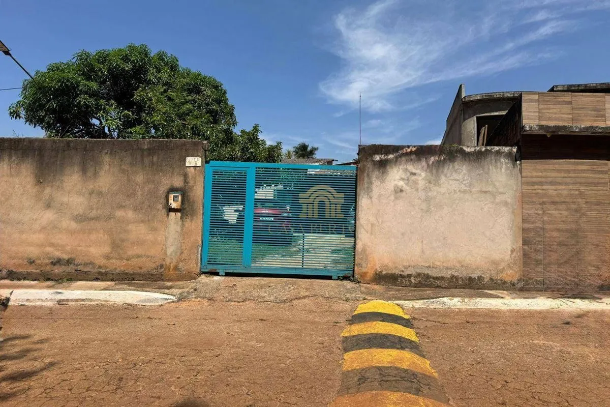 LOTE RUA 3 VICENTE PIRES 200M² PLANO MURADO COM EDÍCULA EM CONDOMÍNIO FECHADOTer...