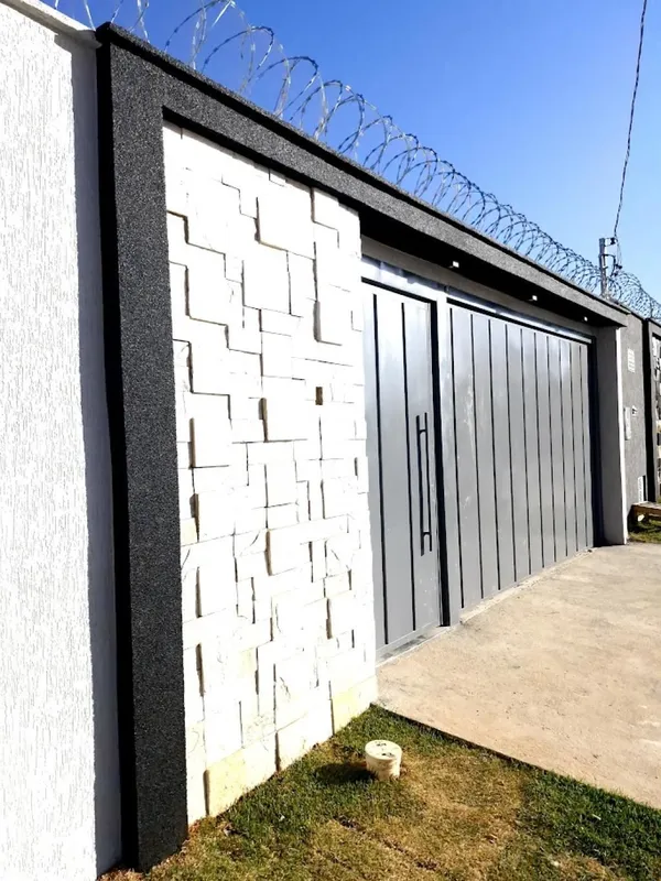 Casa à venda no Jardim Helvécia, em Aparecida de Goiânia.Com três suítes plenas,...