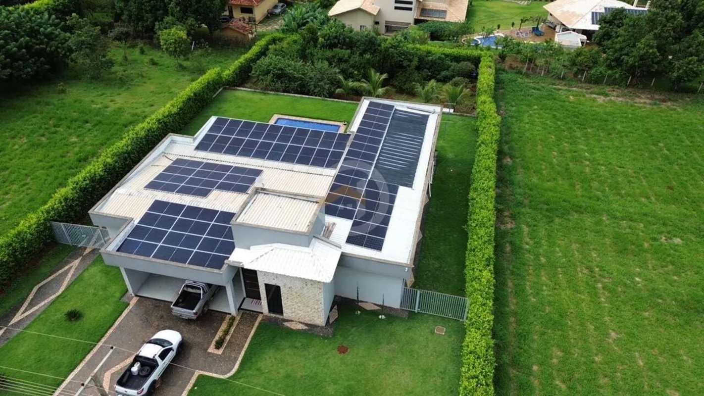 Casa Alto Padrão em Condomínio | 314m² | 4 Suítes | Centro – Goianira/GOUma casa...