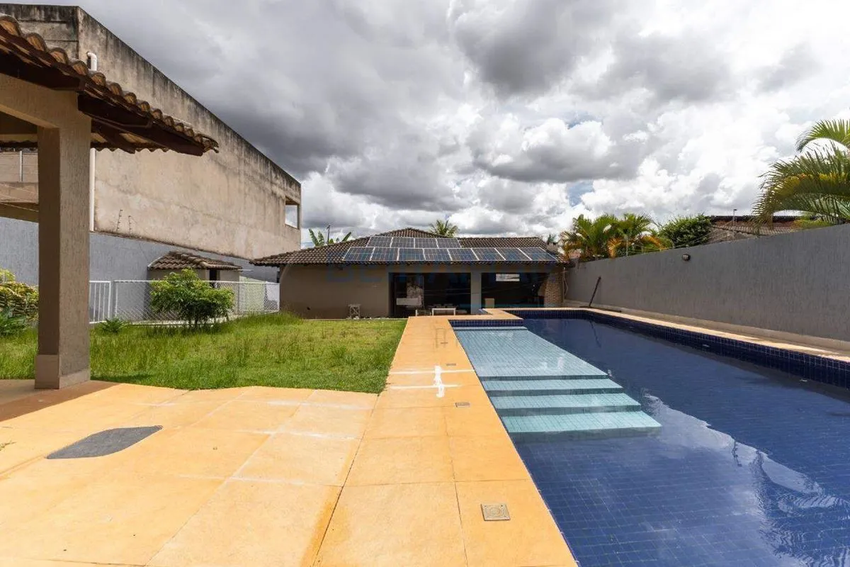 Casa de Alto Padrão para Aluguel | 4 Quartos (3 Suítes) | Lazer Completo com Pis...