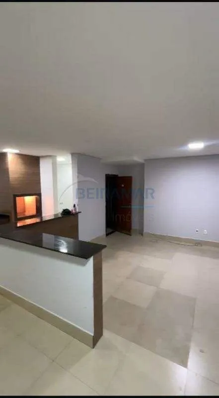 Localizado na Rua 3 de Vicente Pires, este apartamento oferece conforto, ventila...