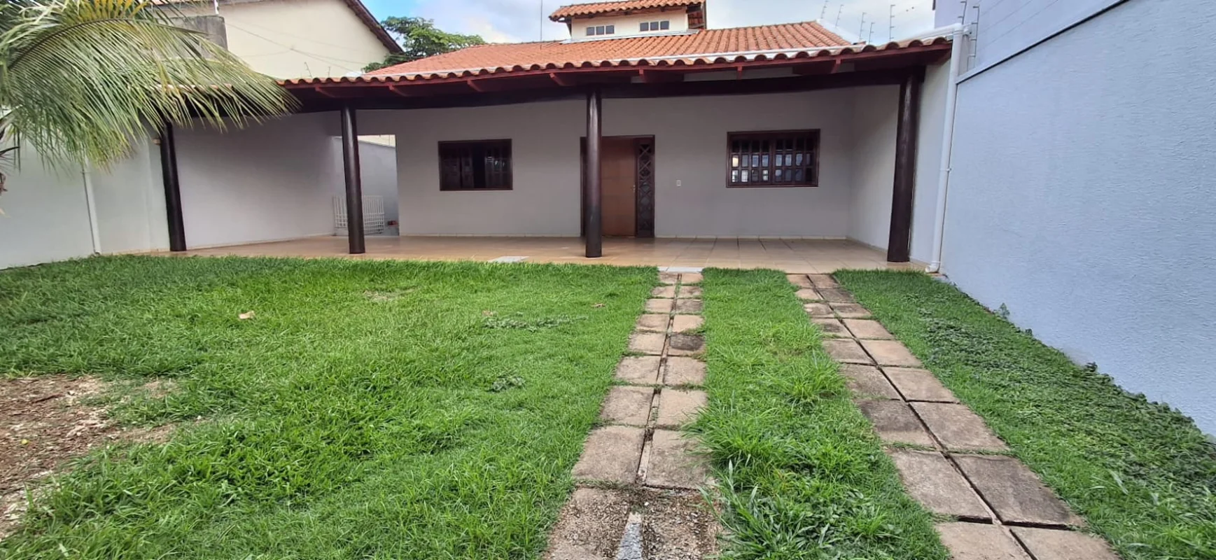 Casa maravilhosa com pé direito duplo, com 3 quartos grandes, sendo duas suites,...