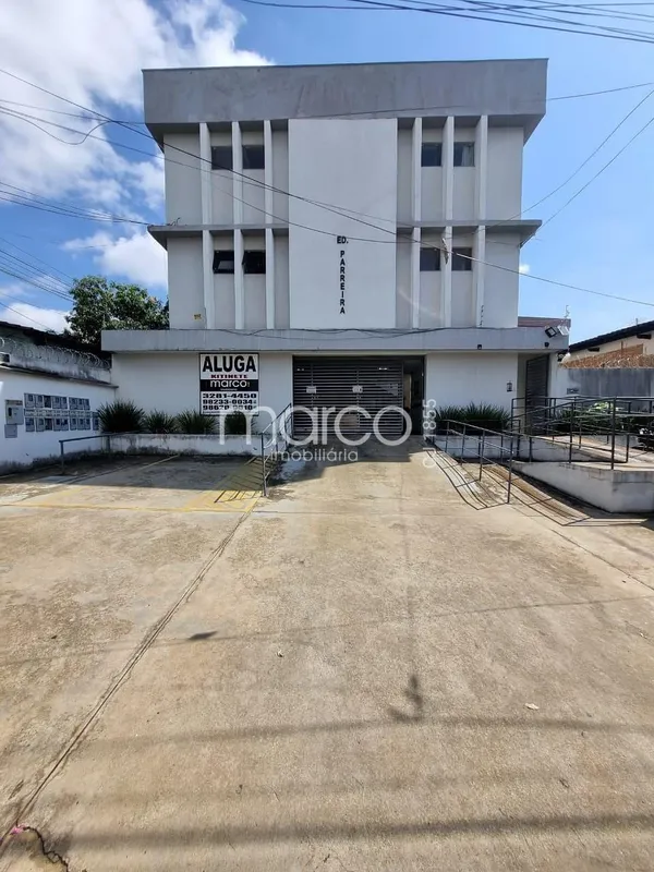 Um quarto tipo suíte com armário e ar condicionado, Cozinha com armário e gelade...