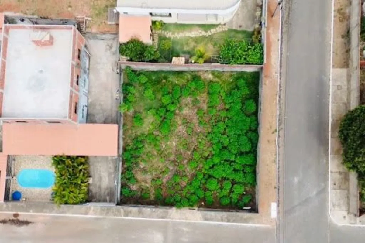 TERRENO DE ESQUINA EM CONDOMÍNIO FECHADO ARNIQUEIRA 400M² MURADO SEGURANÇA 24HTe...