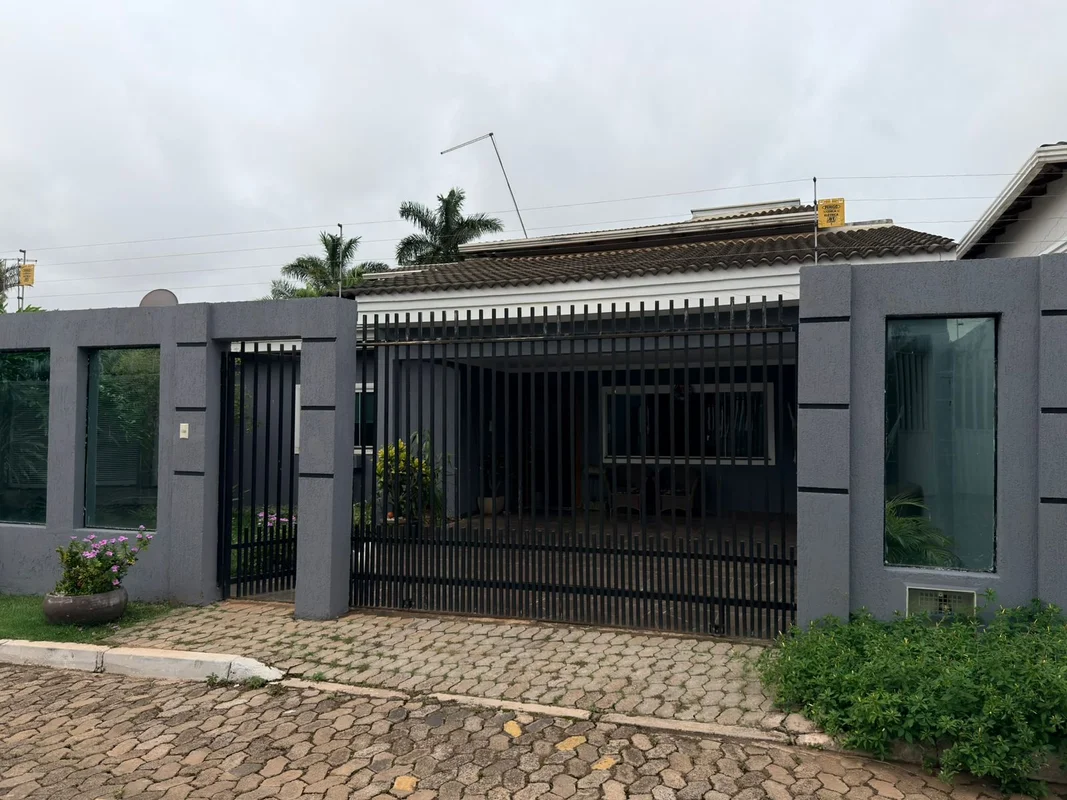 Excelente casa em condomínio fechado, localizada na Rua 1, trecho 01, quadra 03,...