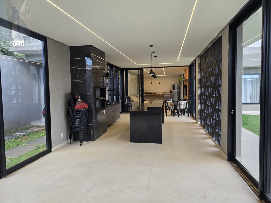 Conheça esta casa nova de alto padrão localizada na Rua 10, Chacará 325, Vicente...