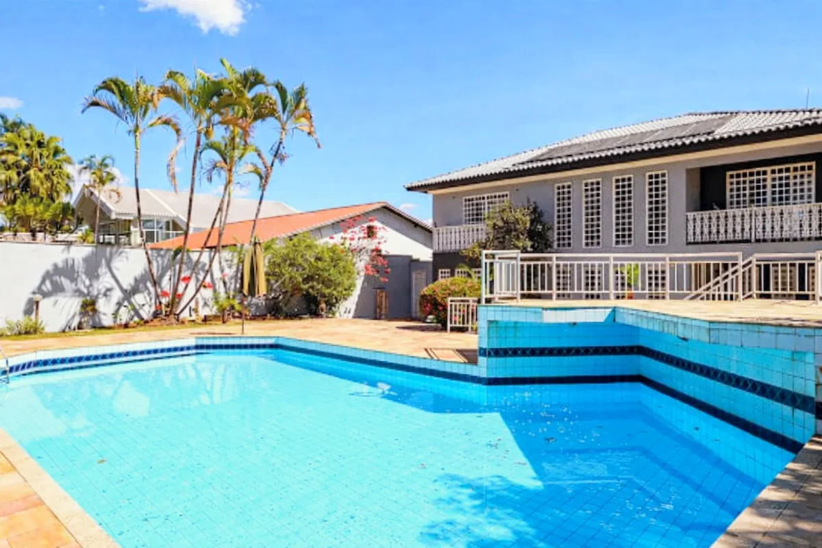 Excelente casa na SHIS QI 3 do Lago Sul5 suítes, sendo uma suite master com clos...