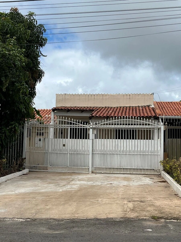 Qd 02, conj C4, casa 04, desocupada, com laje e projeto para 2. Andar;Descubra u...