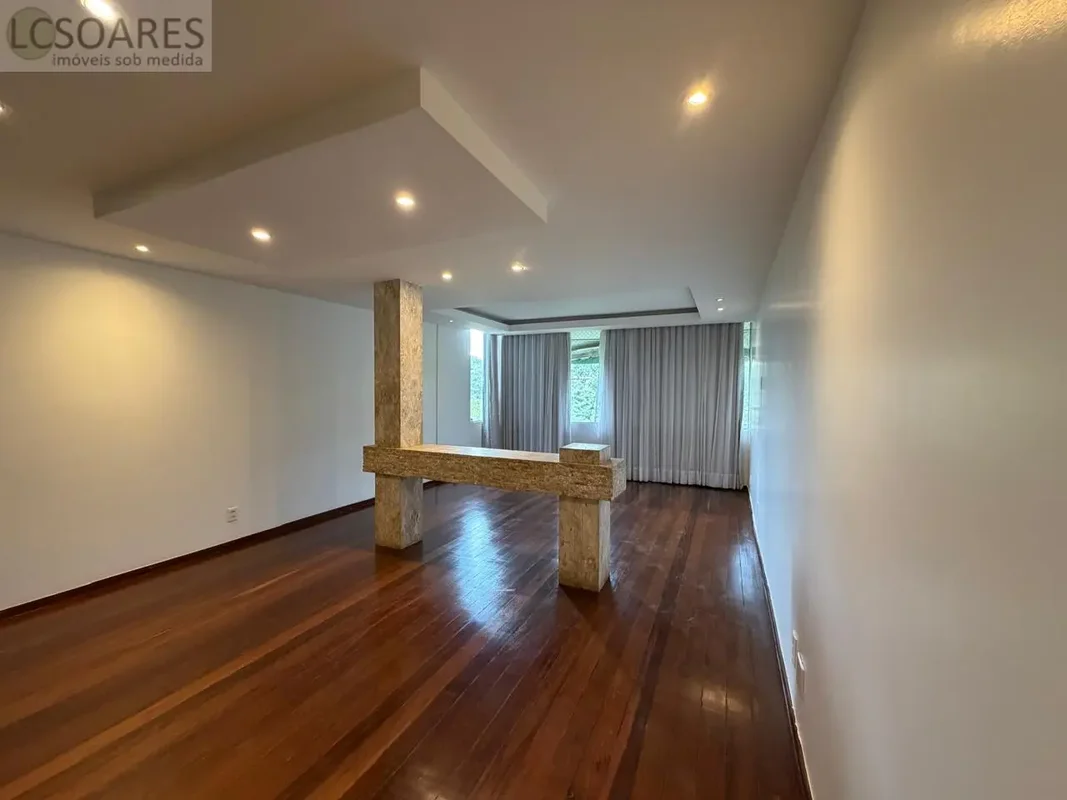 Apartamento com sala grande com 2 ambientes, 3 quartos amplos com muitos armário...