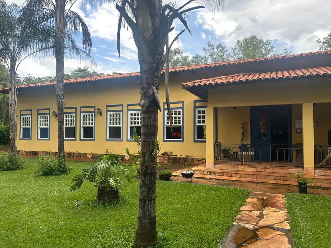 Casa ampla em terreno de 4.700 m², com 336 m² construídos. Possui 5 quartos (3 s...