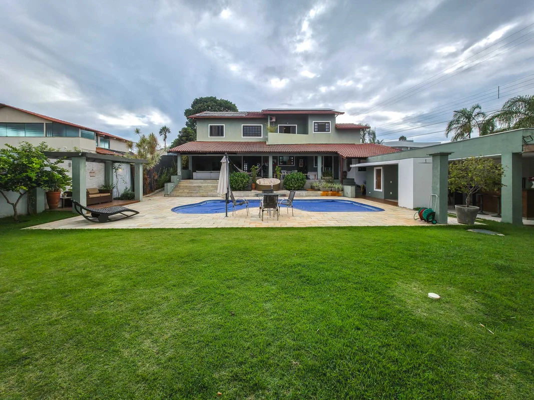 Uma casa que entrega aquela sensação rara de cheguei em casa: ambientes amplos, ...