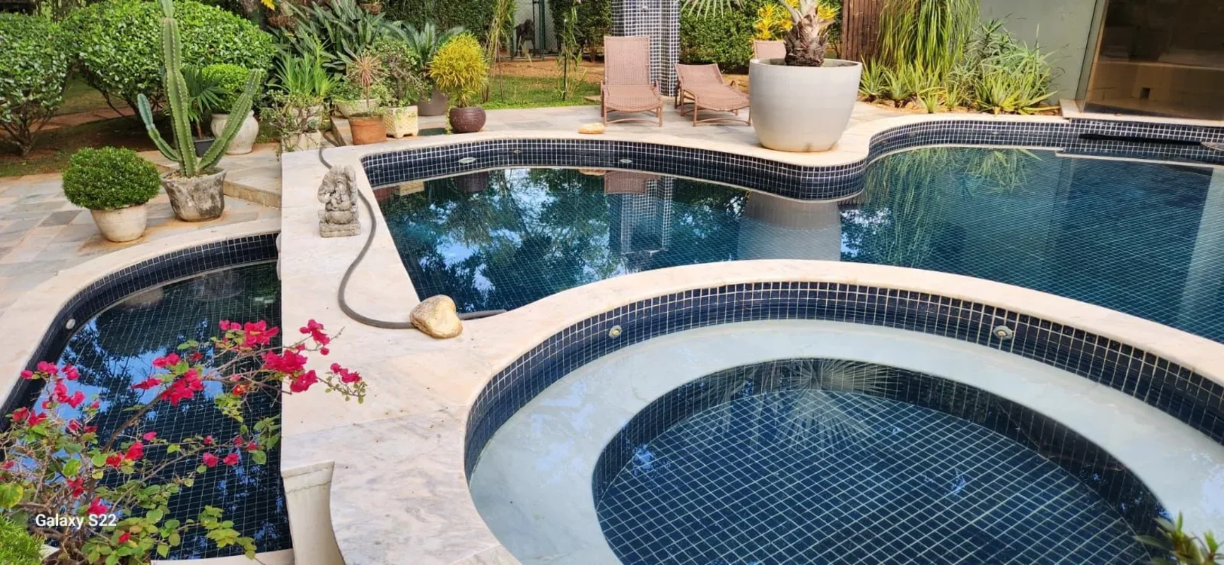 Descubra uma residência premium no coração do Park Way, Brasília, localizada na ...