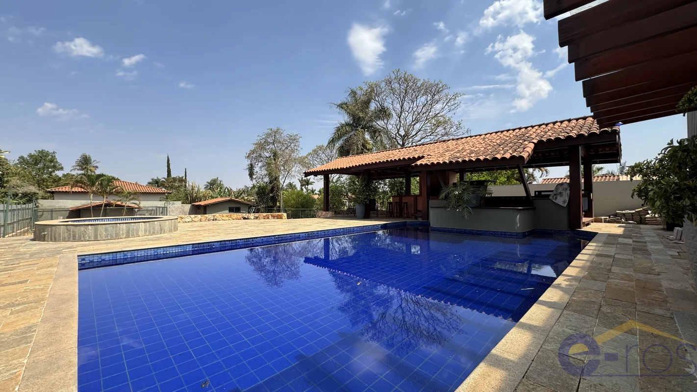 Localizada na QL 02 do Lago Sul, esta residência de estilo mais brutalista une i...