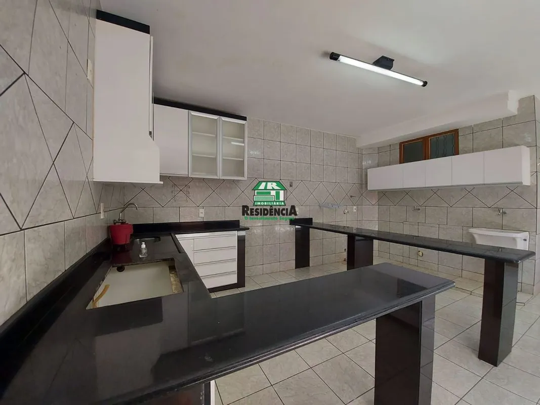 03 suites sendo 01 suite americana, cozinha com armarios conjugada com area de s...