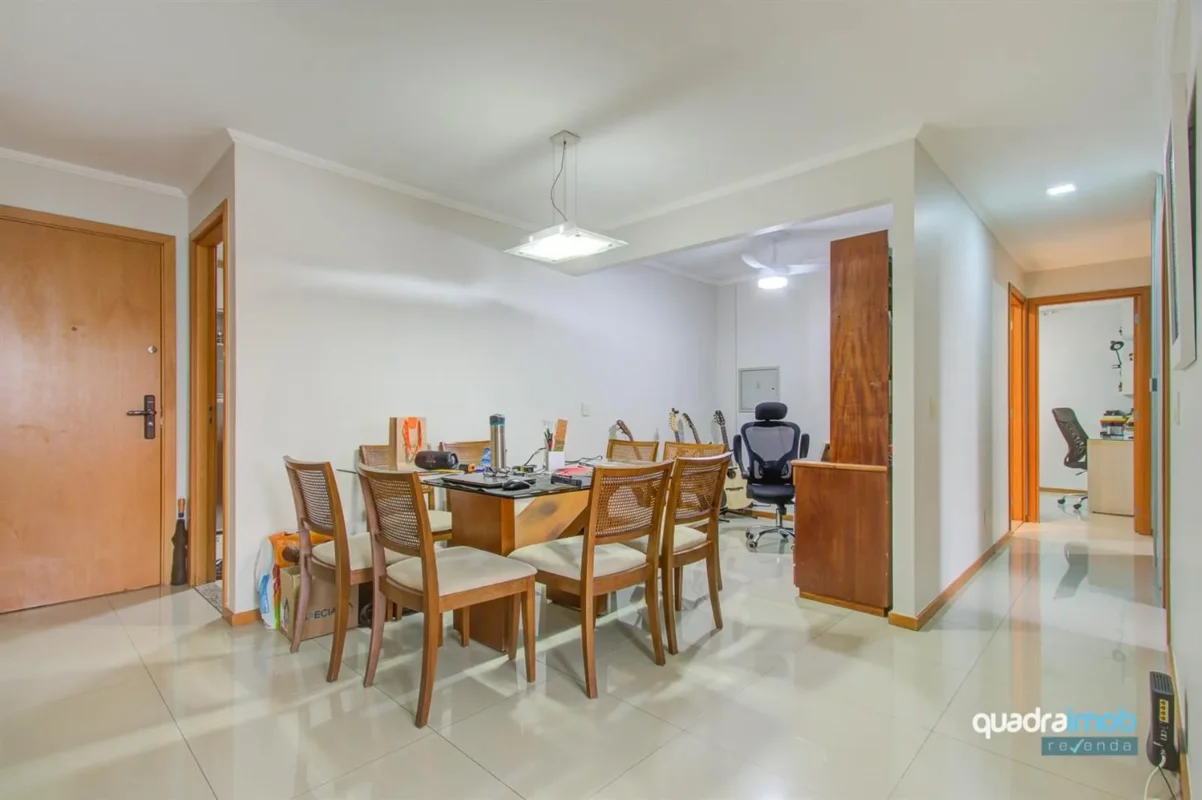Apresento este excelente apartamento de 106,40m² privativos, localizado em andar...