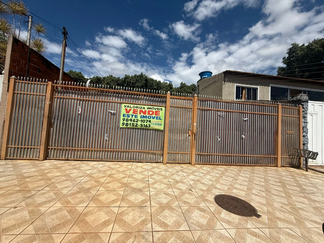VENDO CASA – QND 59 | LOCALIZAÇÃO ESTRATÉGICACasa com excelente potencial, ideal...