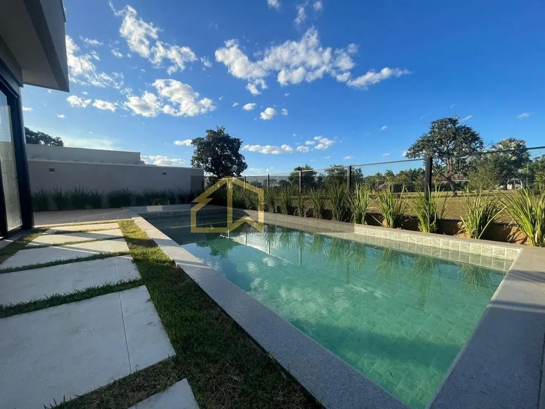 Descubra o privilégio de viver no Portal do Sol Green, um dos condomínios mais d...