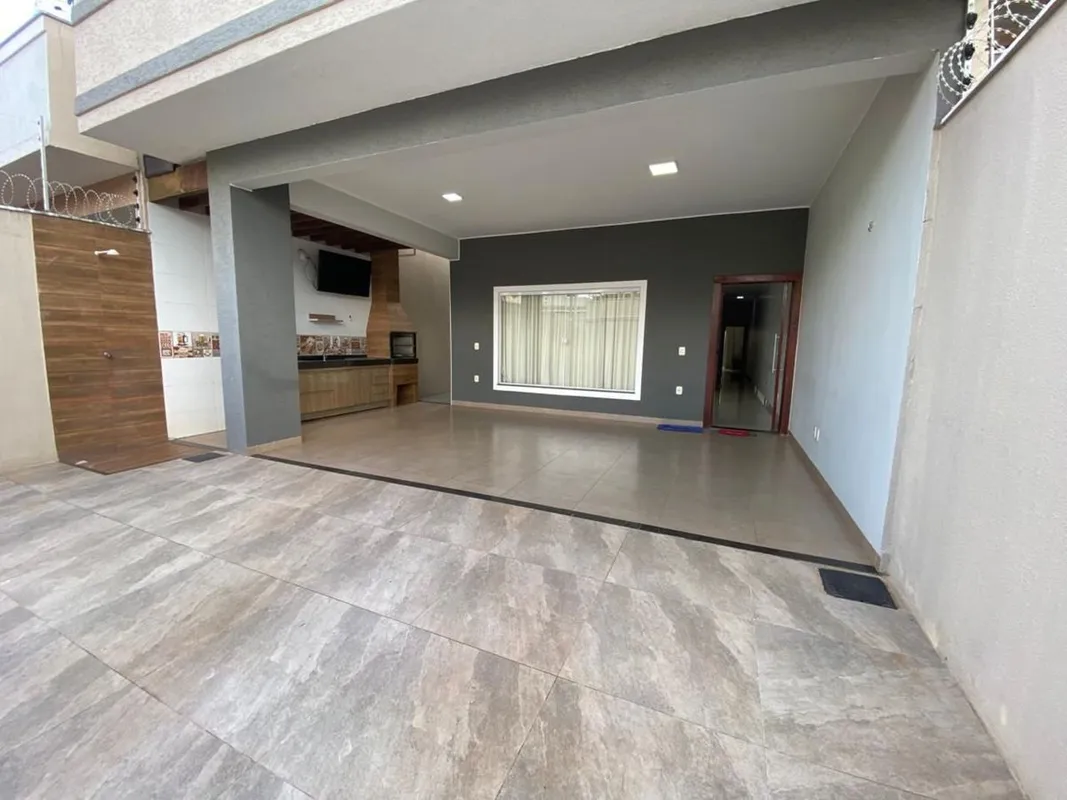 Casa residencial com 130 m² de construção, edificada em terreno de 225 m², local...