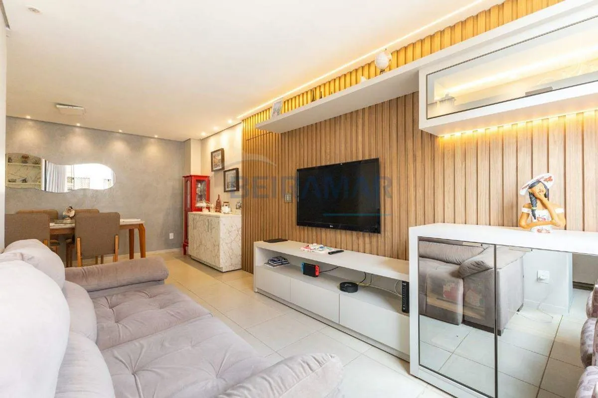 Privacidade de um apartamento de canto, o conforto do sol da manhã e chaves na m...