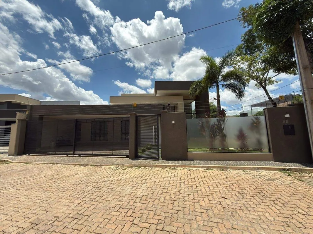 Casa de Alto Padrão em Condomínio Fechado - 3 Suítes, Espaço Gourmet e PiscinaRe...