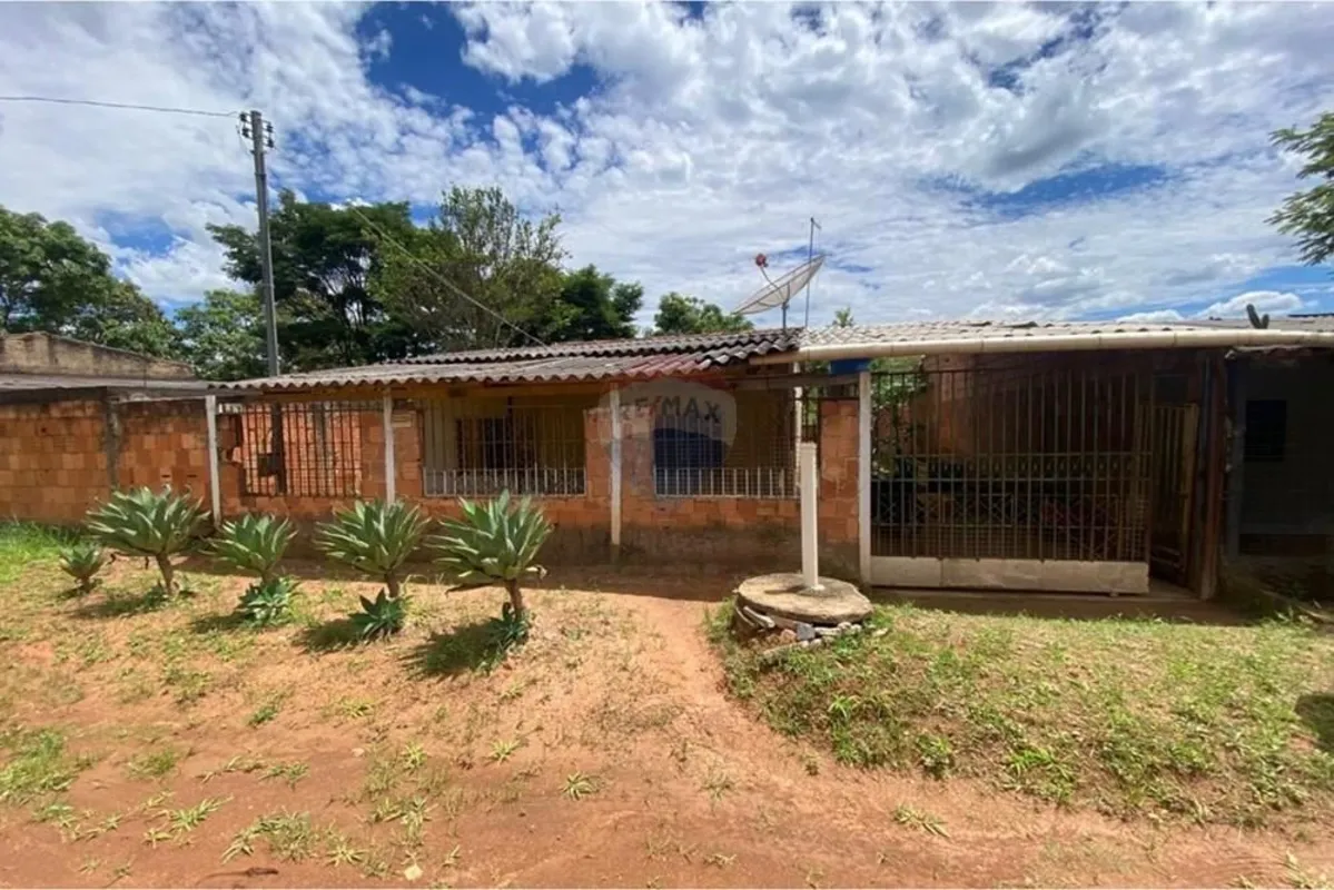 Construída em fevereiro de 2000, esta espaçosa casa possui um excelente preço de...
