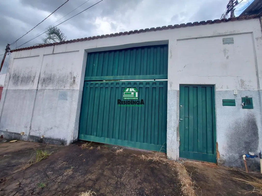 Aluga-se lote amplo, com barracão nos fundos e salas construídas, ideal para div...
