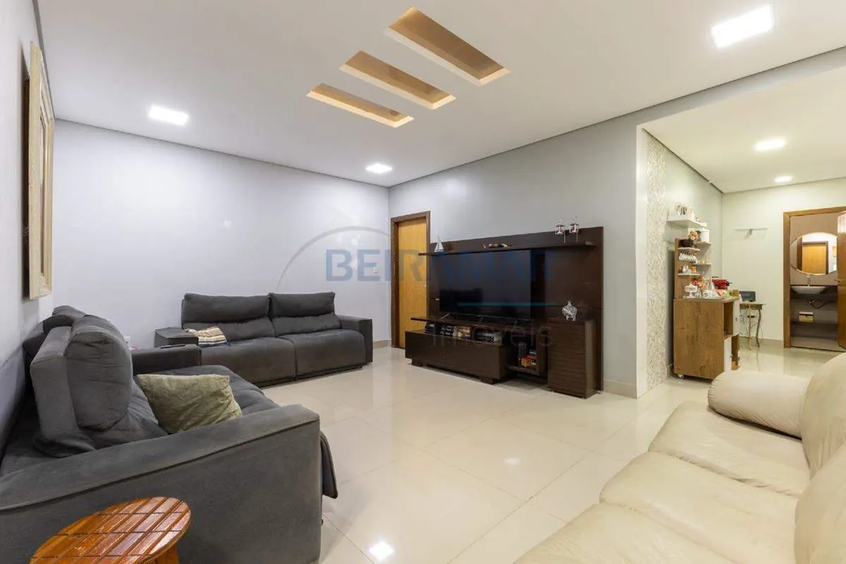 Casa com 3 quartos, sendo uma suíte.Sala ampla com dois ambientes.Cozinha com ar...
