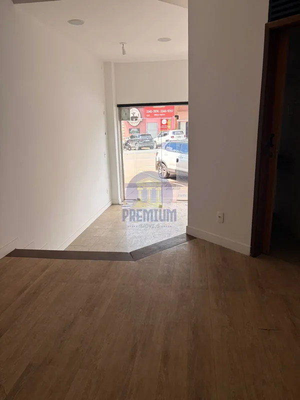 *** Loja totalmente reformada, sobreloja e subsolo na CLS 207 bloco A ***Piso em...