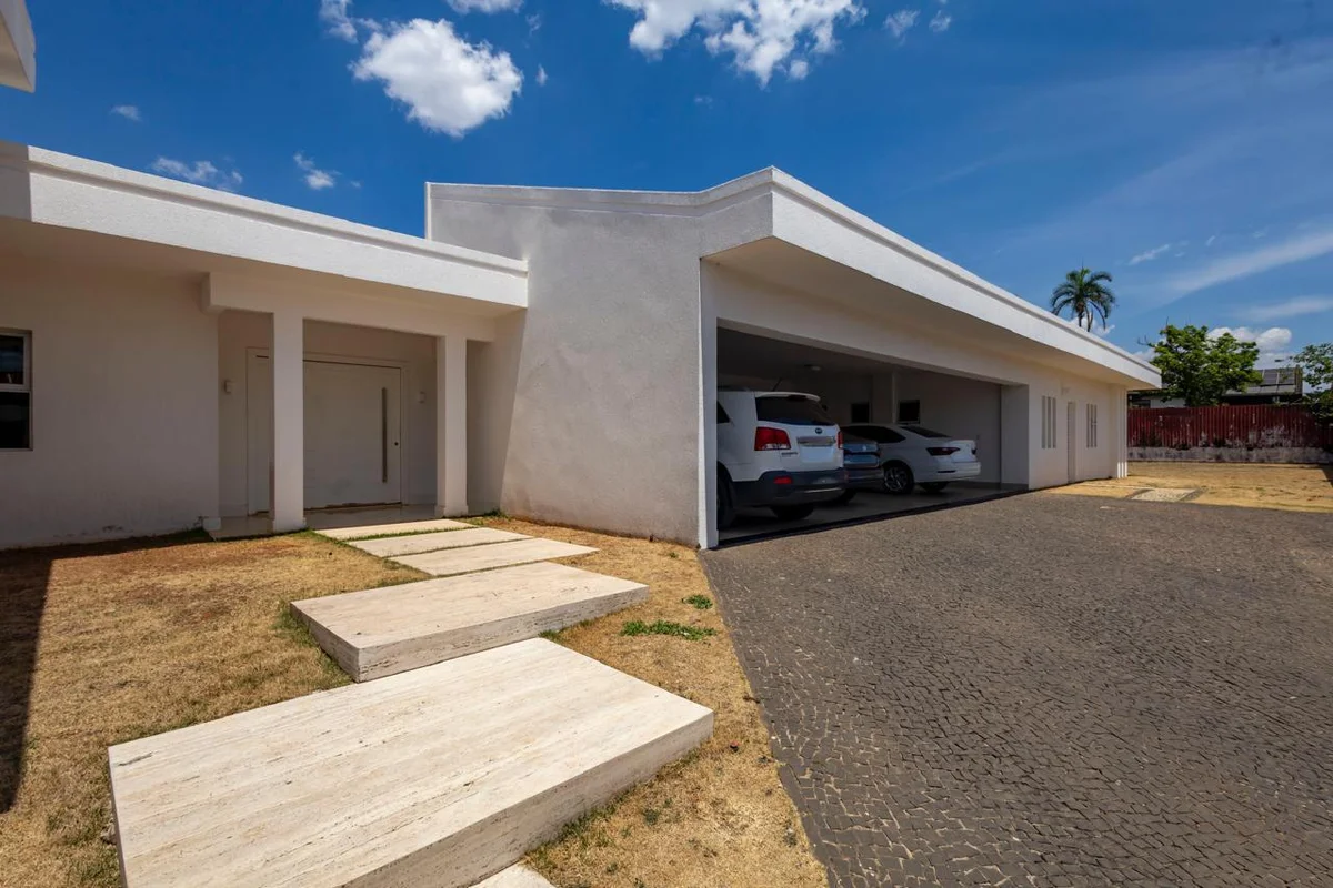 Casa térrea de alto padrão em terreno exclusivo de 3.100 m² (ponta seca), com 75...