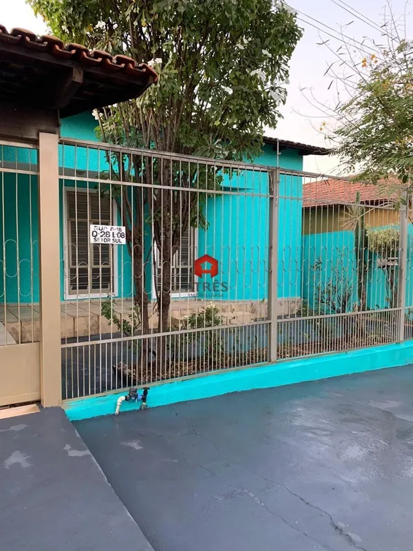 Casa residencial com aproximadamente 390m² de terreno e 215,52m² de área privati...