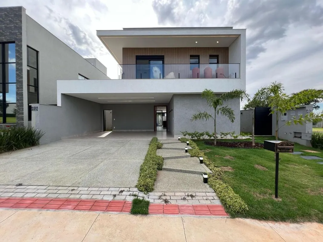 Com uma área construída de 263m², distribuídos em um lote de 334m² e voltado par...