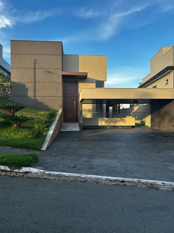 Sobrado Condomínio do Lago!!!?? São 412 m² de área construída e 733 m² de terren...