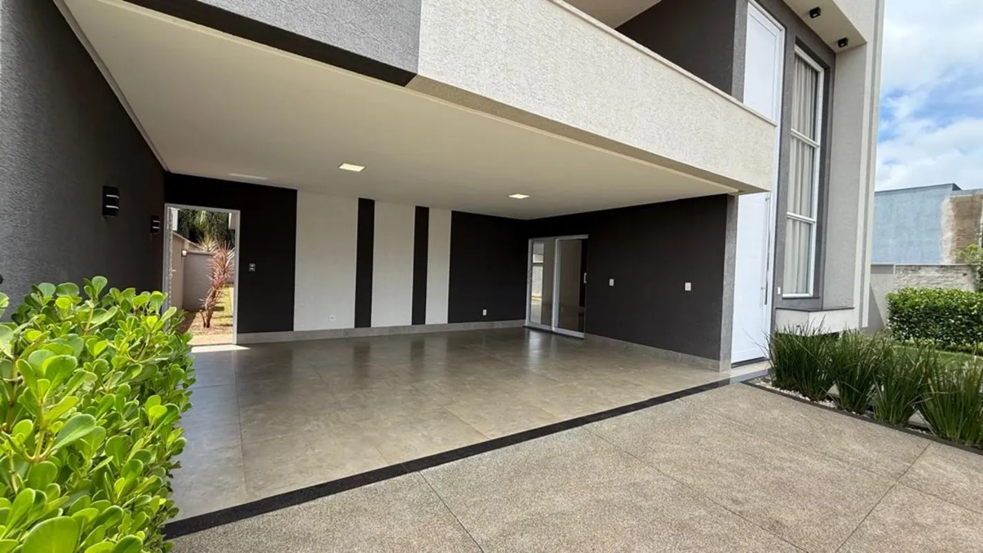 406 m² de terreno e 213 m² de área construída. Sala com pé-direito duplo Cozinha...