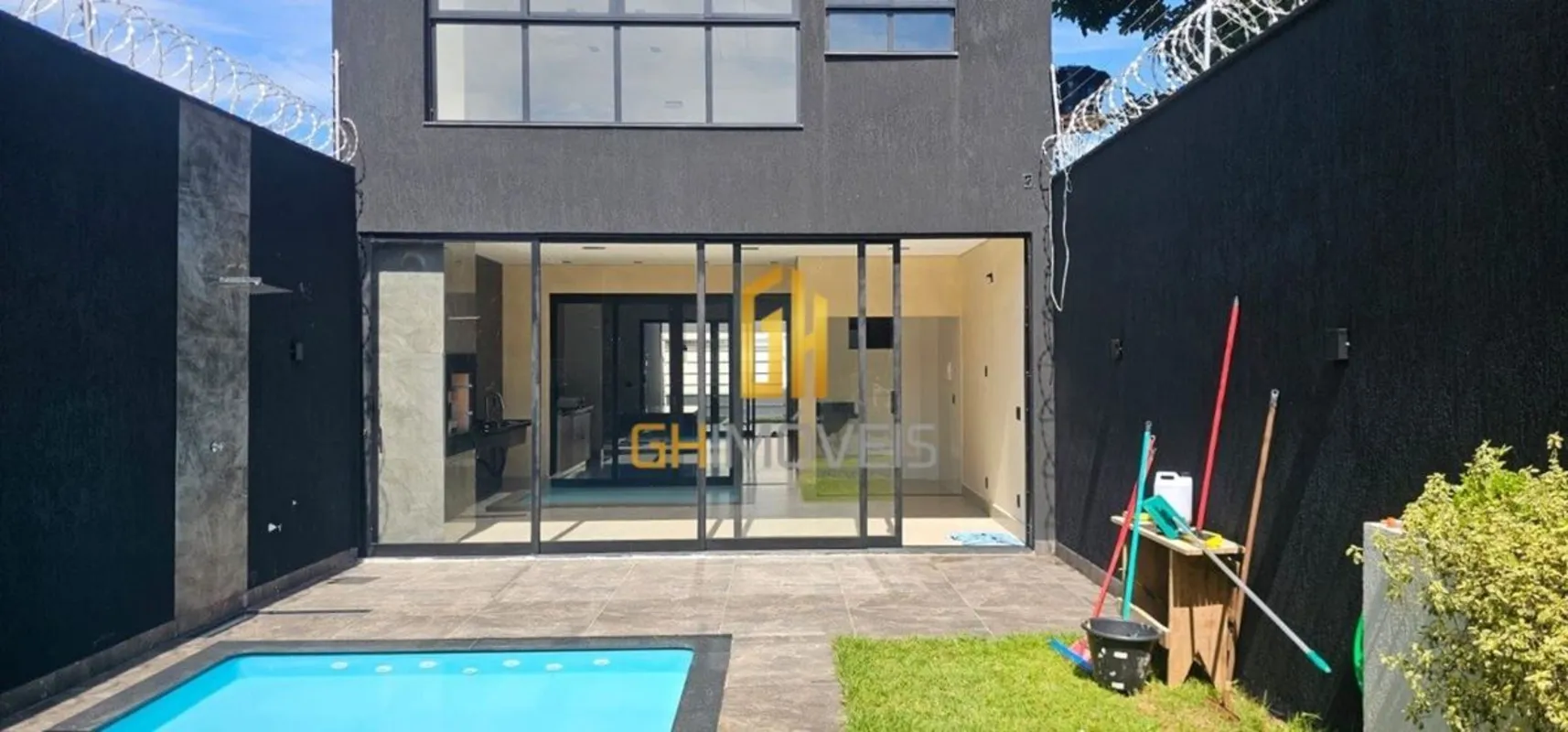 GH2045O sobrado possui - 3 suítes plenas - Cozinha - Área de serviço - Varanda G...
