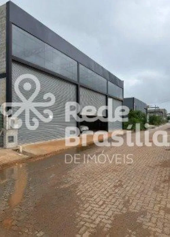 Galpão novo, com área total de 400 m².Localizado na Estrada da CAESB, com fácil ...