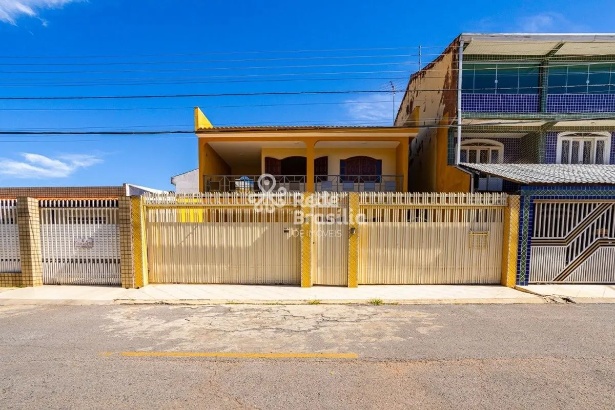QE 32 | Sobrado - Guará IIExcelente sobrado, construído em lote de 200 m², com a...