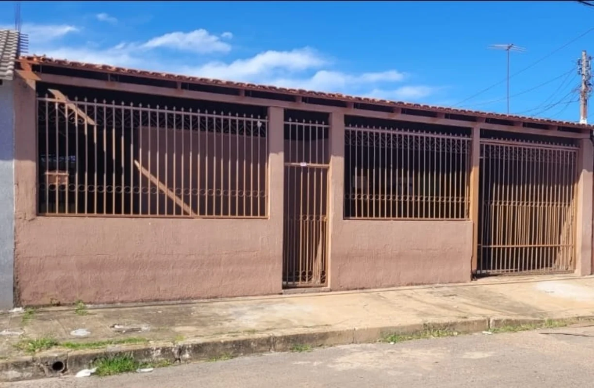 Casa a Venda no Setor M Norte QNM 36 Conjunto D – Taguatinga Norte.- Casa com 22...