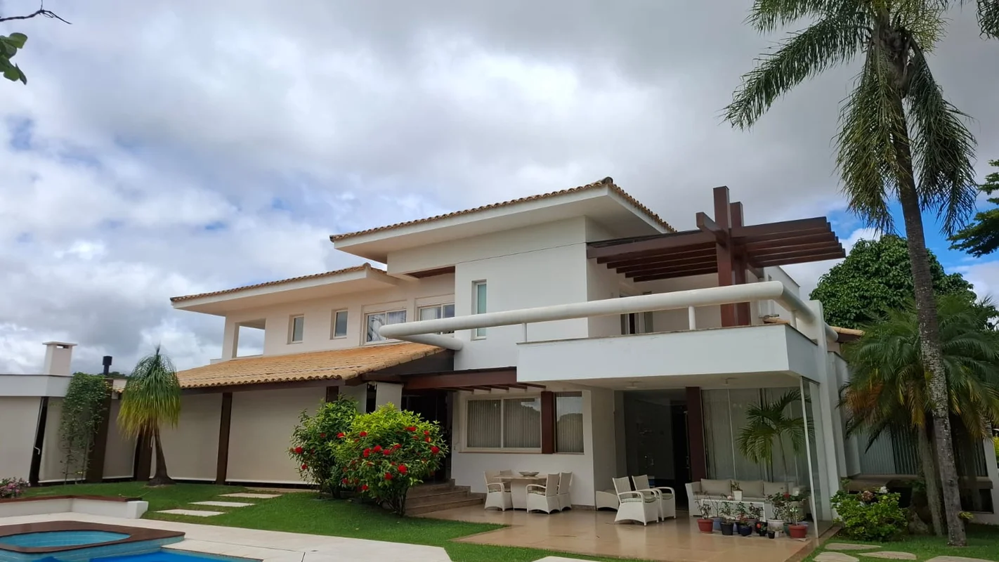 Casa em condomínio com apenas 4 unidades no Lago SulEm um dos endereços mais des...