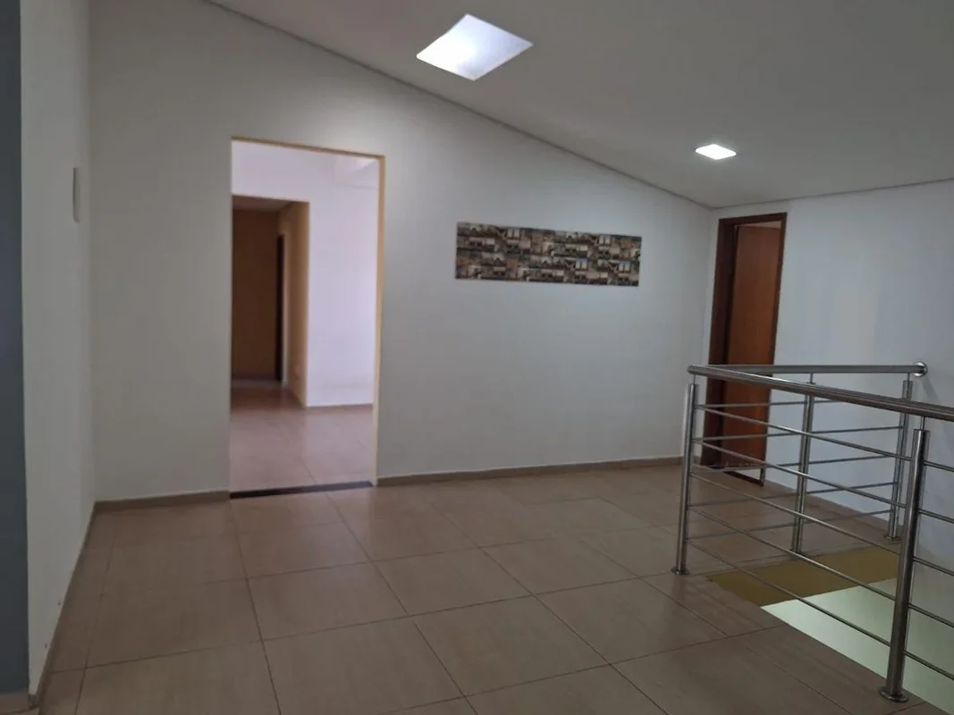 QNA 32 Casa sobrado com 5 suítes Excelente localização!!!São 300 m² de área tota...